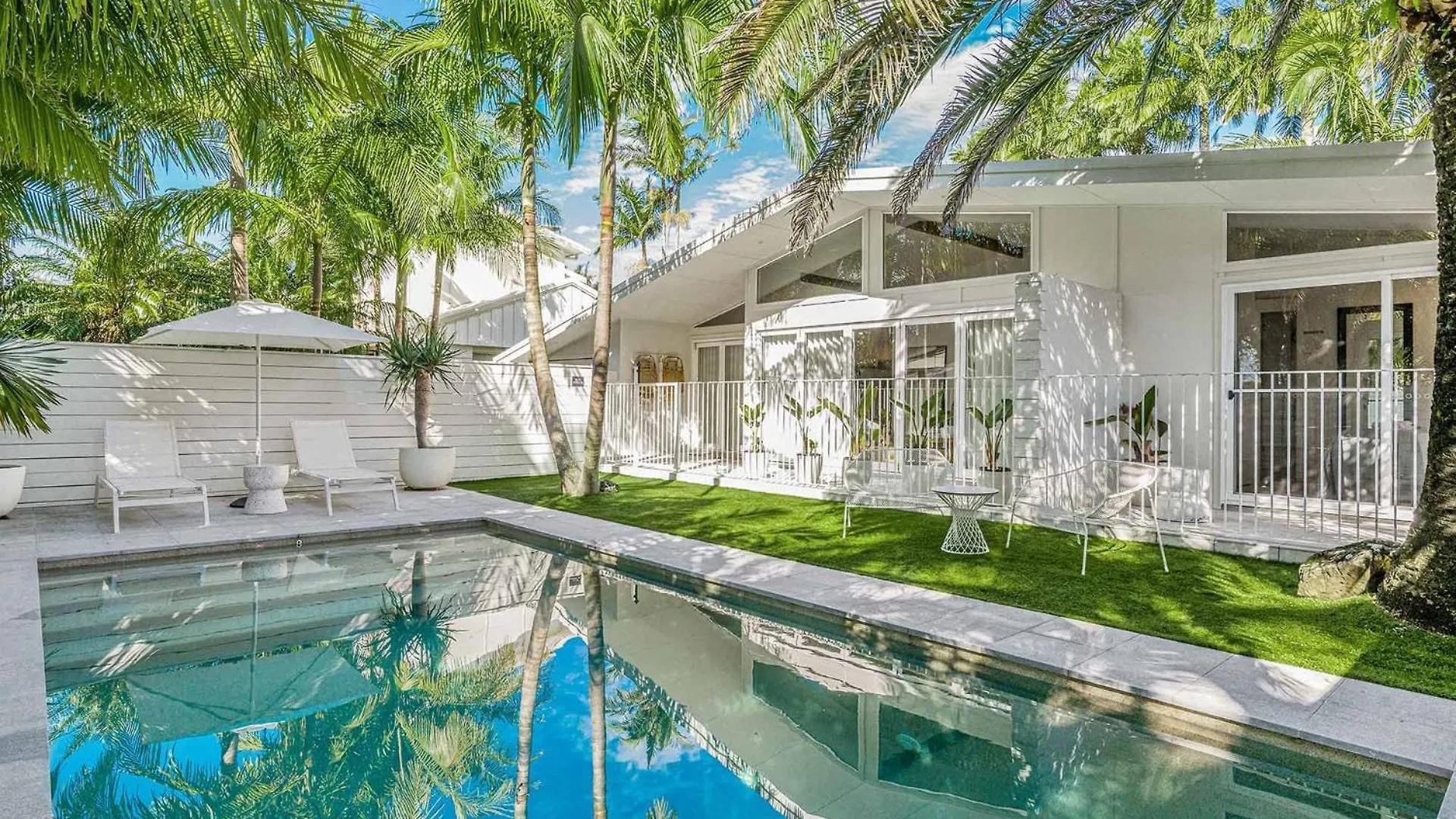 The Chalet - Designer 3 Bedroom Retreat With Pool 0*, Byron Bay
