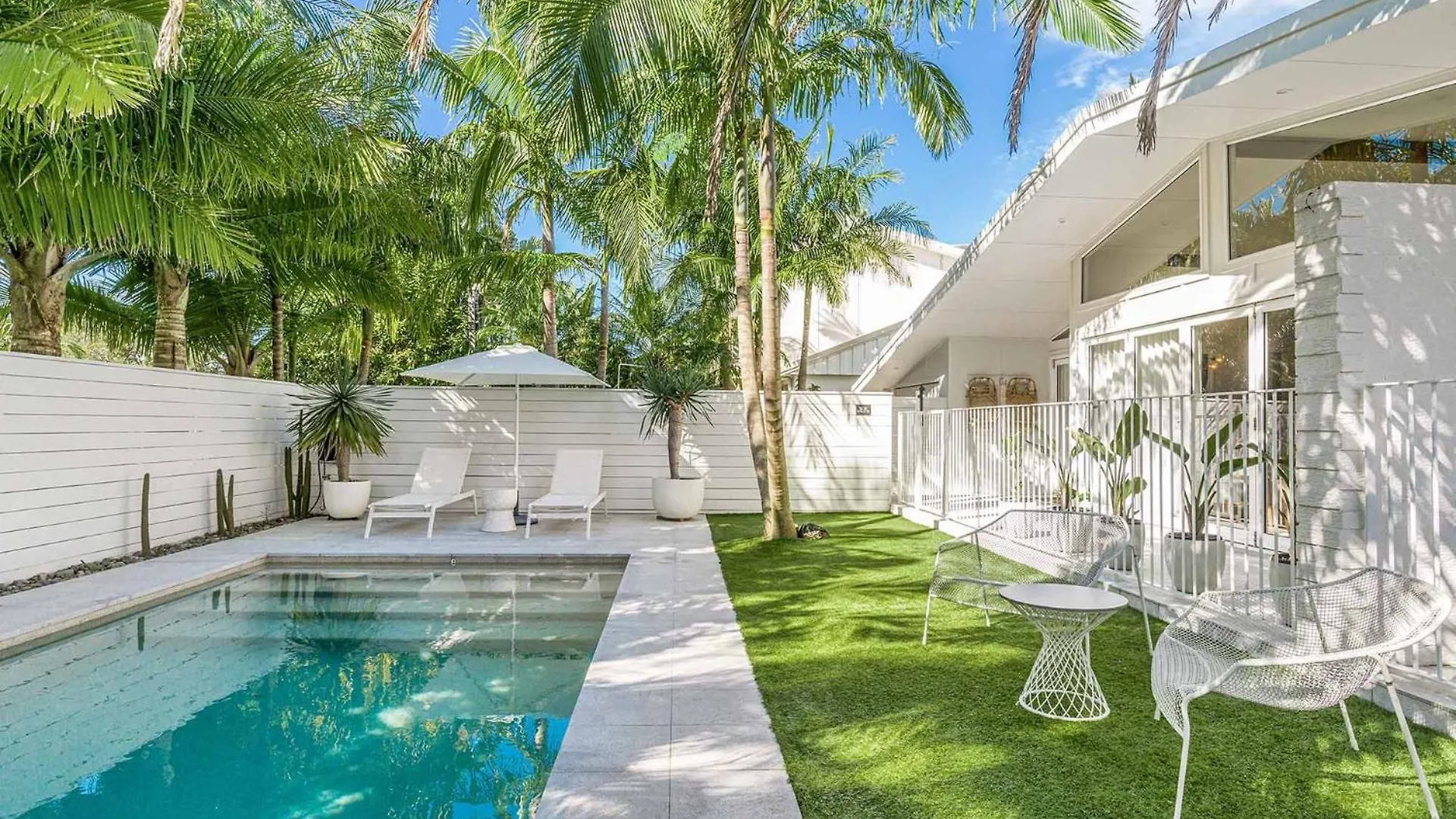 The Chalet - Designer 3 Bedroom Retreat With Pool Australia