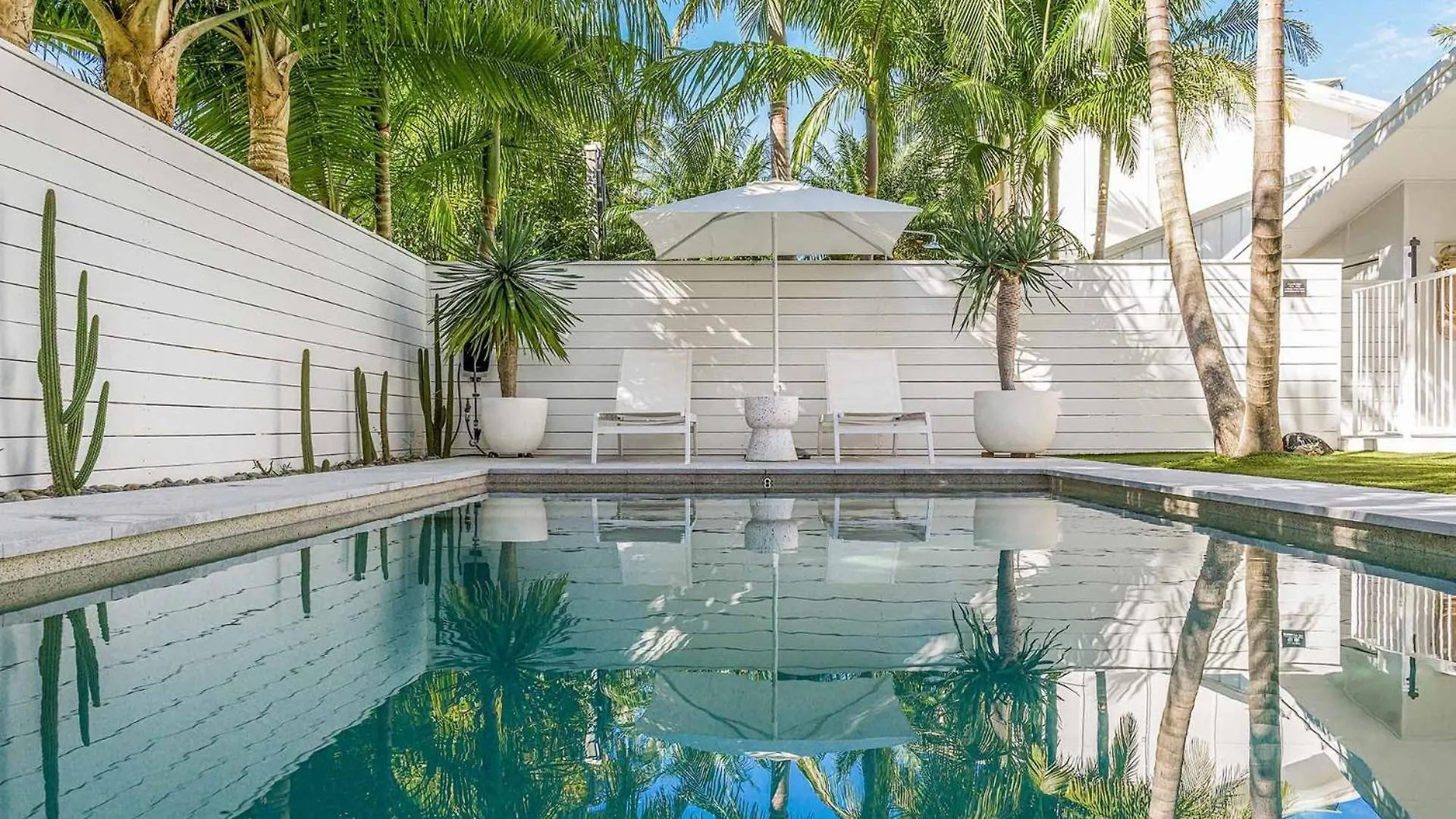 The Chalet - Designer 3 Bedroom Retreat With Pool Australia